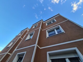 Obraz premium wunderschöne Wohnungsfassade mit strahlend blauem Himmel in Bernau bei Berlin (Brandenburg) - für Themen rund ums Leben in Bernau, Mietthemen, Gentrifizierung und mehr