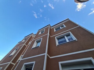 wunderschöne Wohnungsfassade mit strahlend blauem Himmel in Bernau bei Berlin (Brandenburg) - für Themen rund ums Leben in Bernau, Mietthemen, Gentrifizierung und mehr