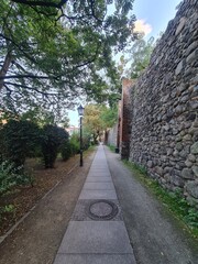 ein schöner Gehweg entlang der Stadtmauer im Zentrum von Bernau bei Berlin, Brandenburg