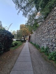 ein schöner Gehweg entlang der Stadtmauer im Zentrum von Bernau bei Berlin, Brandenburg