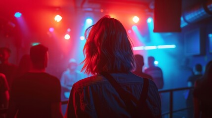 Obraz premium A vibrant nightlife scene with energetic lights and crowd, capturing the excitement of a party atmosphere in a club.
