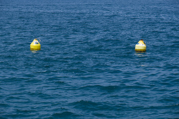 Zwei gelbe Bojen (nautic sea buoy) auf dem Meer