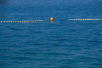 Boje (nautic sea buoy) auf dem Meer an der Küste