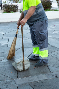 Barrendero barriendo la calle.