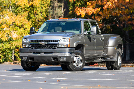 Portland, OR, USA - Oct 7, 2021 - 2006 Silver Chevy Silverado 3500 Duramax 6.6L Turbo Diesel dually classic pickup truck American 4X4 SUV off-road vehicle exterior. High quality picture for download.