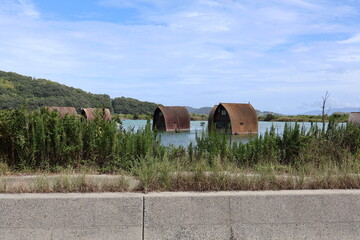 水没した廃ペンション（バブル遺産とバブル崩壊)