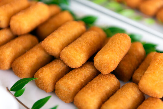 Vassoio di crocchette di patate panate e fritte, gastronomia europea 