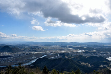 Fototapeta premium 誕生山の山頂から見た景色、美濃市、関市が望める
