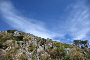 カルスト地形の霊仙山、石灰岩の山肌、