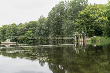 Obraz premium Écluse sur le Blavet, petit fleuve côtier serpentant à travers la Bretagne, offrant un cadre paisible et bucolique au cœur de la nature bretonne.