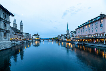 Naklejka premium Historic architecture at Limmat riverbank in Zurich at night