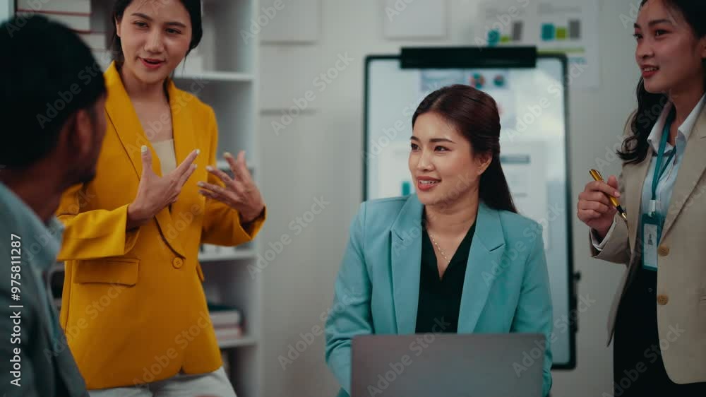 Aufkleber businesswoman in a yellow blazer is leading a brainstorming session with her team. she is standing i