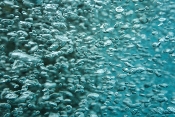 Viele kleine Luftblasen in kristallklatem Wasser