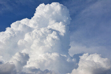 Naklejka premium a big stormy cloud that is in the sky wallpaper