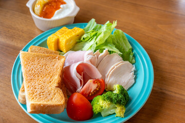 トーストとサラダとフルーツヨーグルトの朝食