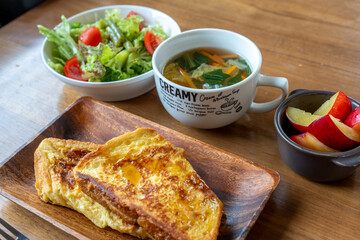 朝食のフレンチトーストとサラダ