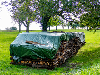 Gestapeltes Brennholz im Freien © focus finder