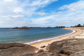 Plage de sable doré sur la presqu'Île Renote, entourée d'un chaos de granit rose, dans les Côtes-d'Armor, en Bretagne, offrant un paysage naturel unique et spectaculaire.