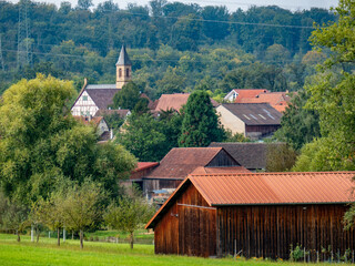 Obraz premium Kleine Ortschaft mit Dorfkirche