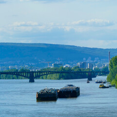 Industriefrachter Industrieschiffe Industrieboote auf Rhein bei Mainz und Wiesbaden