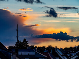 Funkmast am Abendhimmel