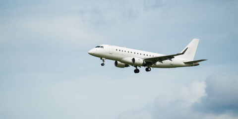 伊丹空港に着陸する飛行機