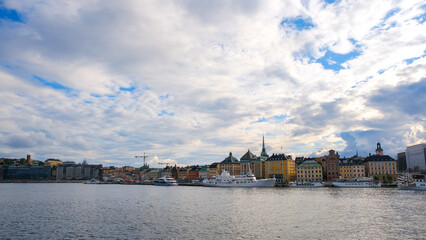 スウェーデン ストックホルムの湖と旧市街ガムラスタンの街並み