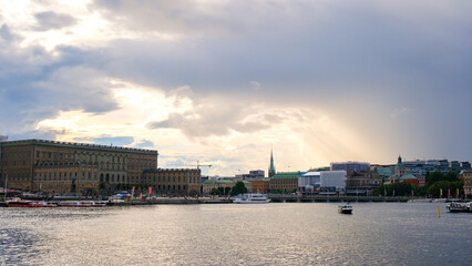 Naklejka premium スウェーデン ストックホルムの湖と旧市街ガムラスタンの街並み