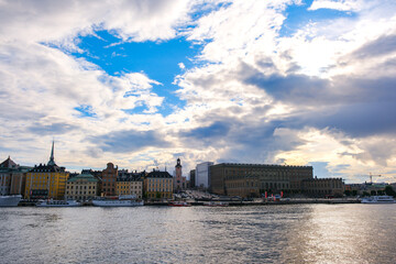 スウェーデン ストックホルムの湖と旧市街ガムラスタンの街並み