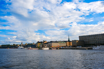 Naklejka premium スウェーデン ストックホルムの湖と旧市街ガムラスタンの街並み