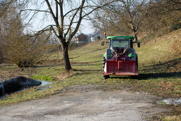 Traktor mit einer Seilwinde am Heck auf einer Wiese © Horst Bingemer