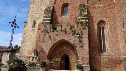 Simorre, entrée de l'église Notre Dame de l'Assomption