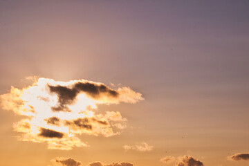 Fototapeta premium Serene Sunset with Illuminated Clouds