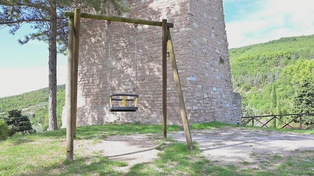 Altalena vuota oscilla in un parco giochi