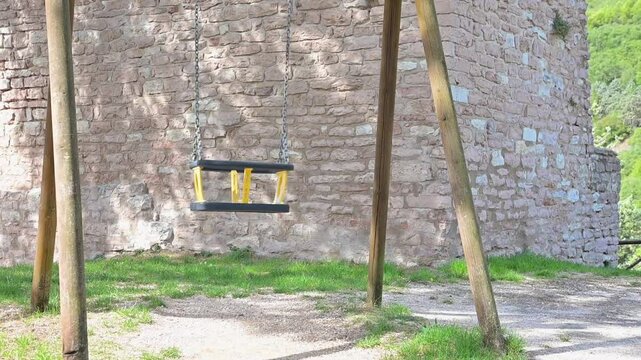 Altalena vuota dondola nel parco giochi