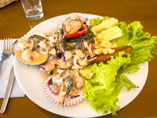comida peruana, foto de ceviche mixto, pescado mariscos y camarones