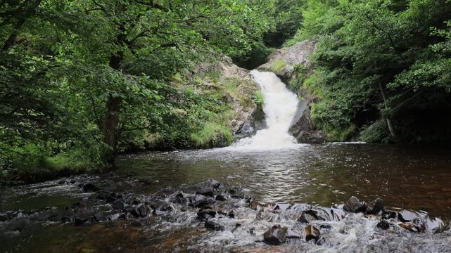 le Saut de Gouloux, est un haut lieu touristique du Morvan. A cet endroit le cours d'eau "le Caillot" tombe dans une faille ancienne qui a cr&eacute;&eacute; le surplomb, se terminant en une cascade
