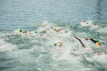 Nadadores triatlon nadando juntos