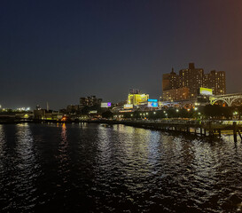 Obraz premium View of the Harlem, NYC from the West Harlem Pier Hudson River at Night