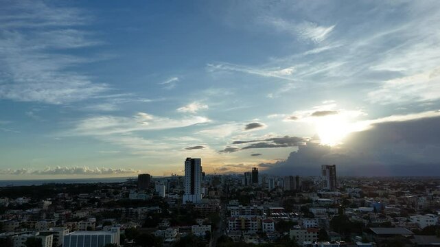 Desplazamiento a la derecha en atardecer con nubes en ciudad con edificios