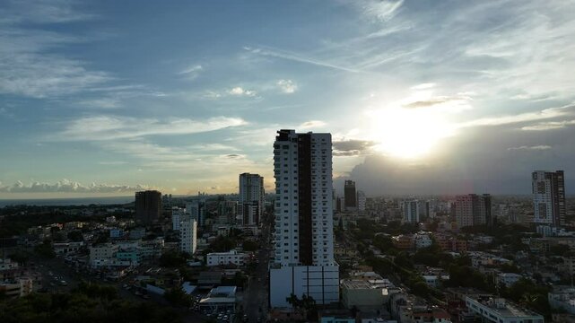 Desplazamiento hacia atras en atardecer con nubes en ciudad con edificios