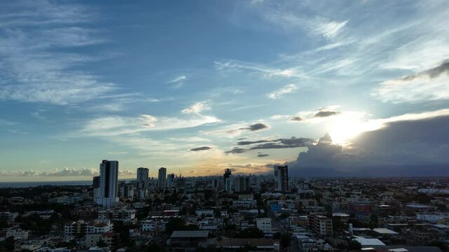 Desplazamiento a la izquierda en atardecer con nubes en ciudad con edificios