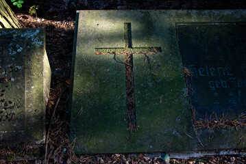 Alte Grabplatte mit Kreuz, Deutschland