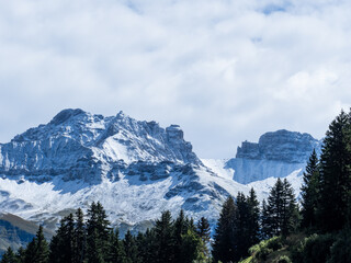 Fototapeta premium bréche de parozan et aiguille du grand fond et pointe de presset sauproudré de neige, en beaufortain, secteur arêches