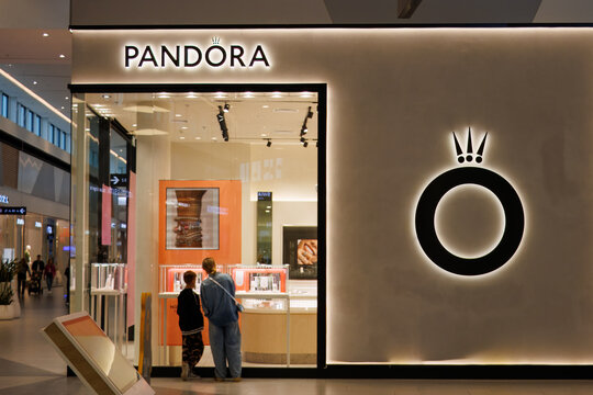 Pandora shop outlet store. brand Pandora company logo.