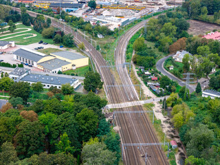 Trasa kolejowa przechodząca przez środek miasta. Warszawa