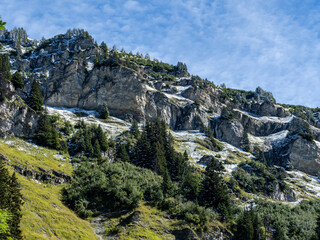 roche parstire en beaufortain, secteur arêches, saupoudré de neige, fractures dans la roche en mégalithe, alpage et chalet alpin