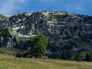 roche parstire dans le beaufortain secteur arêches beaufort avec falaise et ciel bleu