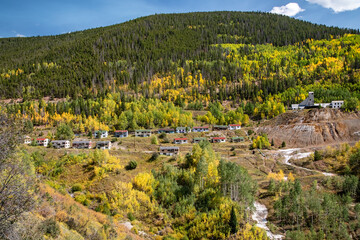Obraz premium Old Mining Town of Gilman, Colorado in the Fall with Aspens and Forested Mountains