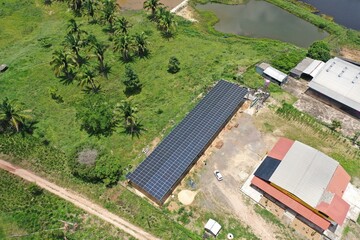 Vista aérea com drone de usina de energia solar em fazenda no Brasil © Willian